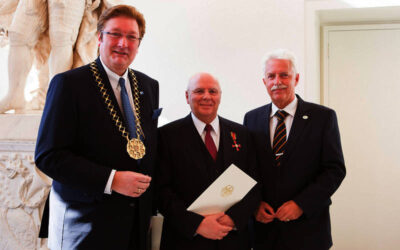 Manfred Hill wird mit dem Verdienstkreuz für „Singpause“ geehrt